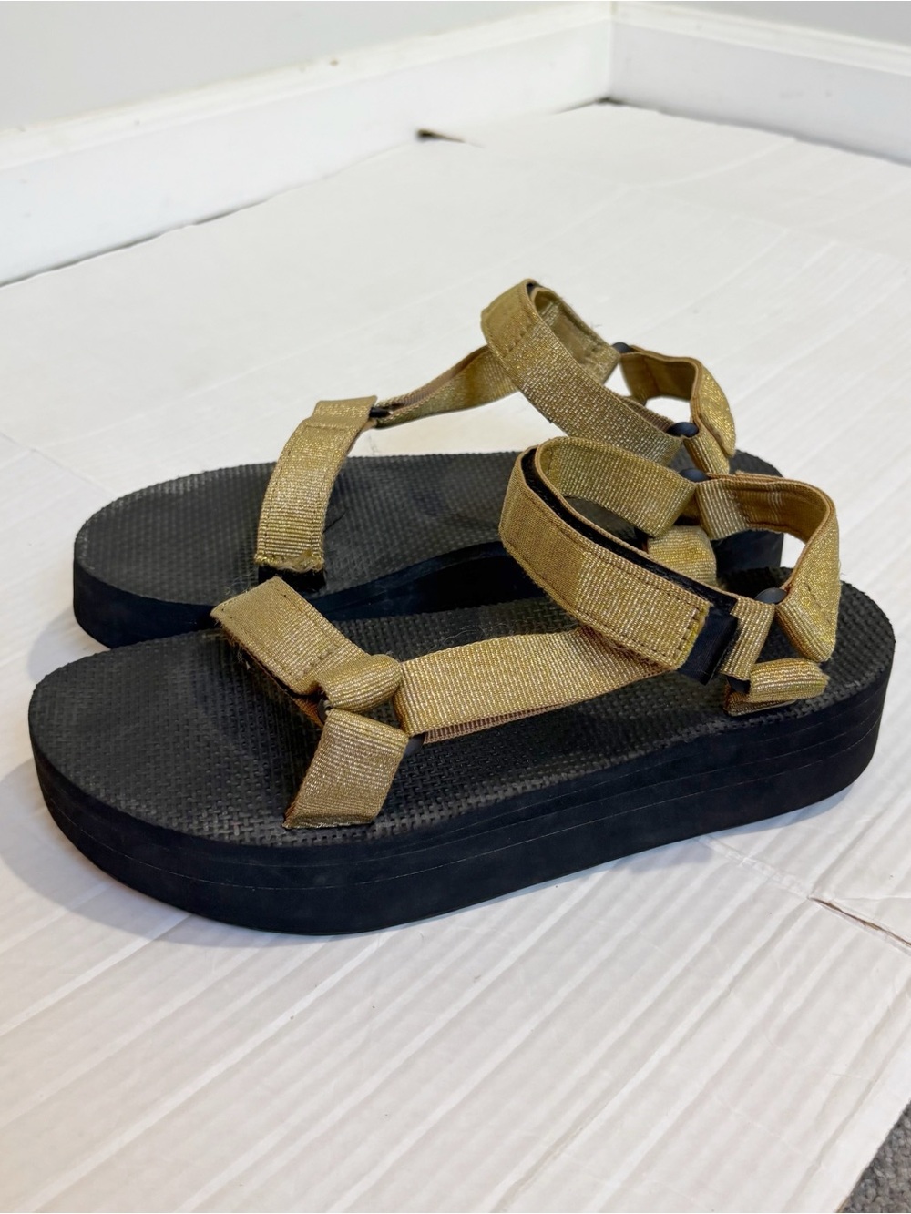 Teva Flatform Universal Sandals Black and Gold Size 10 Outdoor Hiking Gorpcore